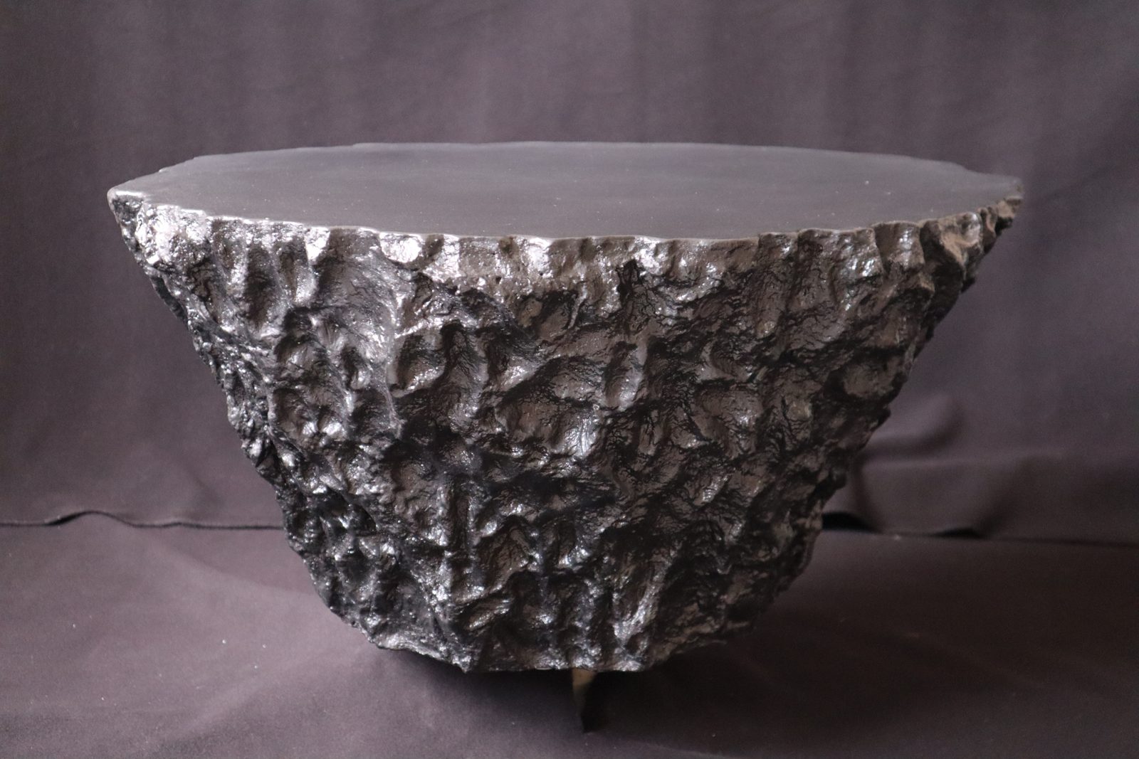 Table basse Obsidienne, effet roche volcanique noire sculptée à la main