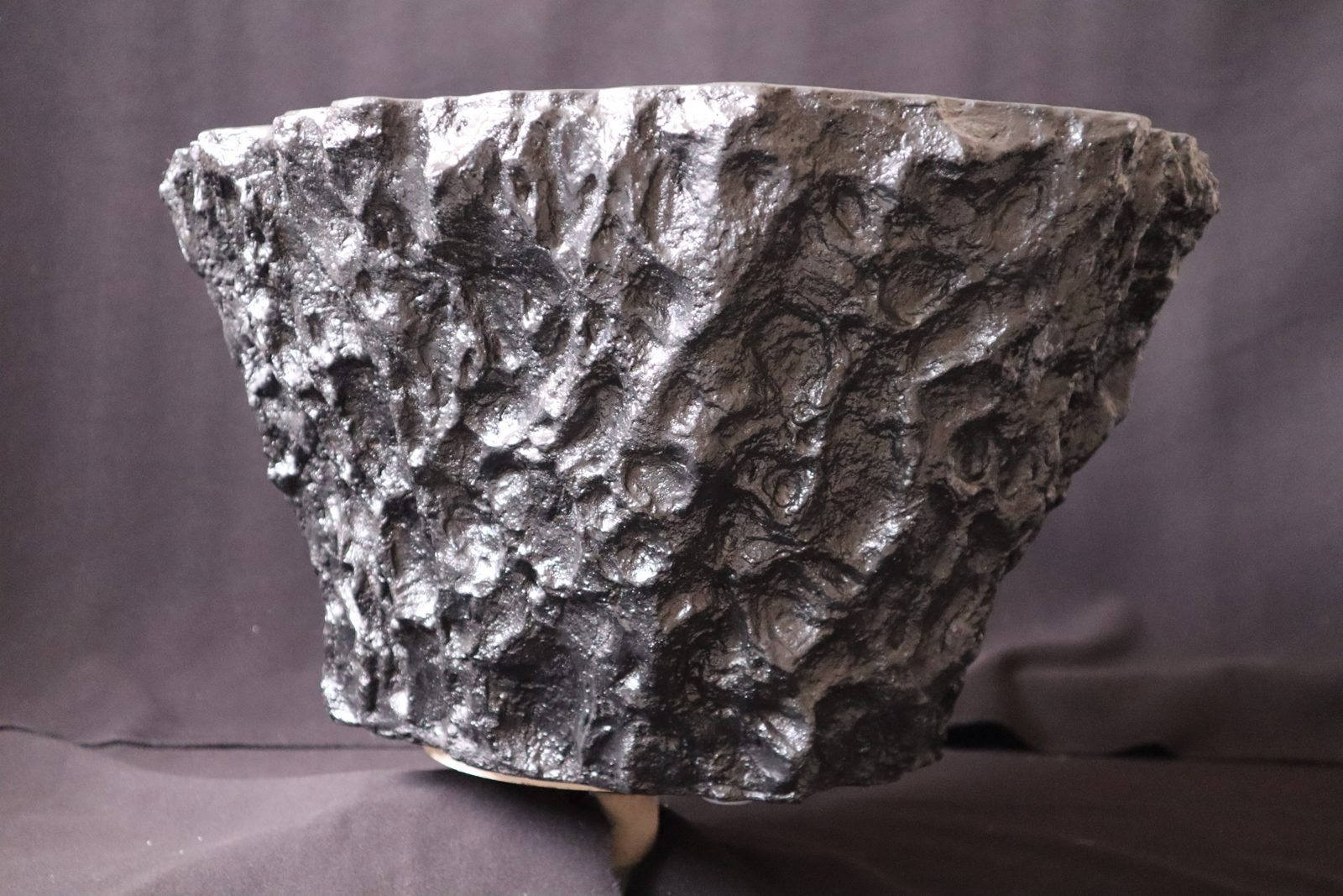 Table basse Obsidienne, effet roche volcanique noire sculptée à la main — détail 1