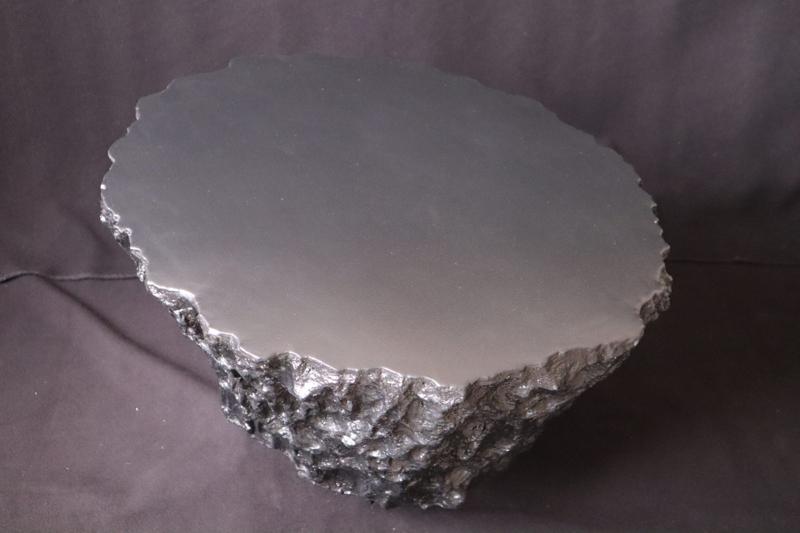 Table basse Obsidienne, effet roche volcanique noire sculptée à la main — détail 2