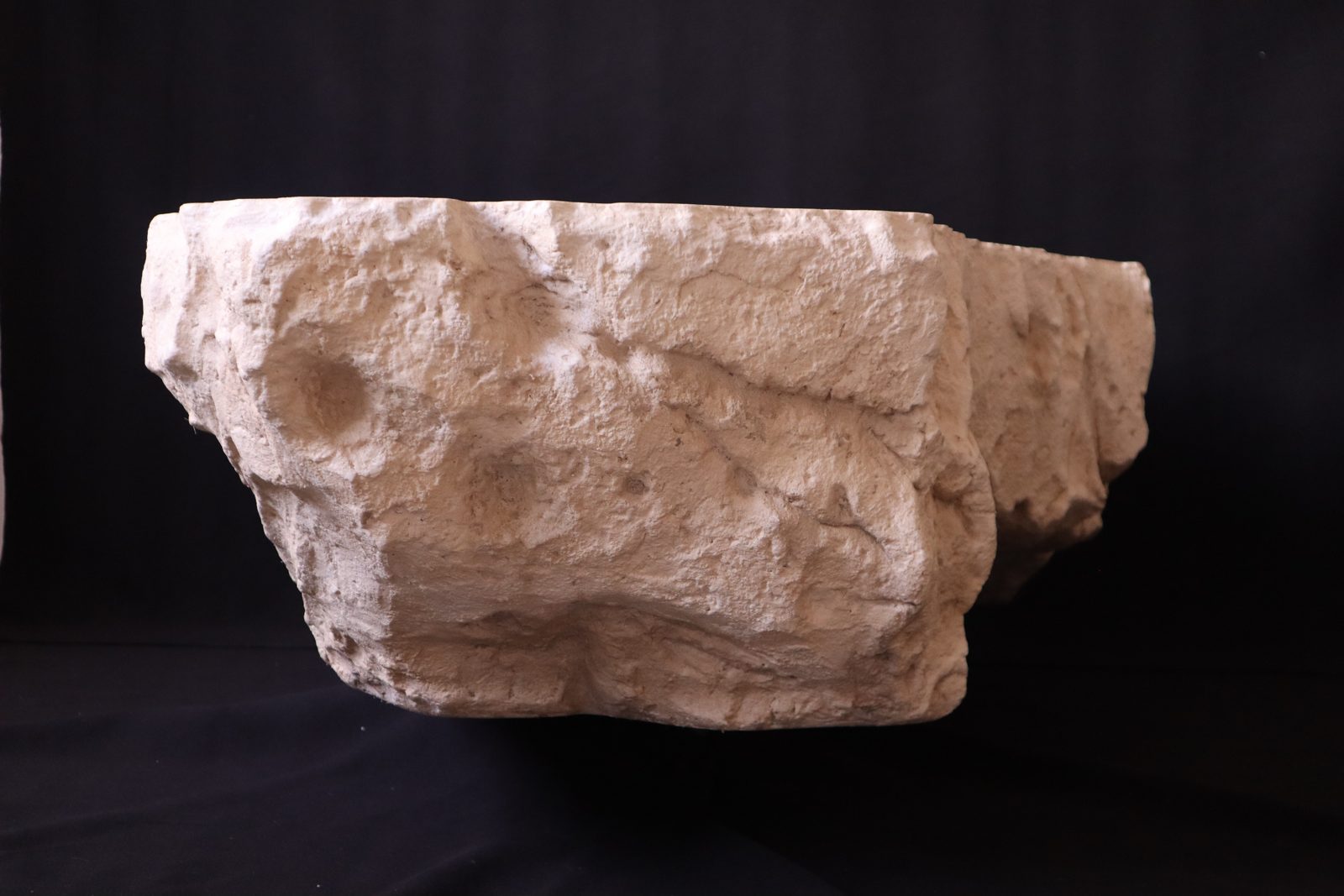 Table basse Travertin, effet roche calcaire sculptée à la main — détail 4